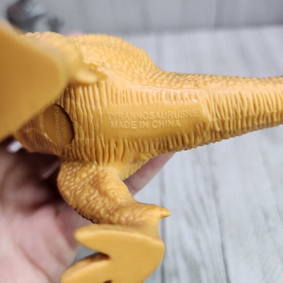 Boley Tyrannosaurus Velociraptor Dinosaurs Detailed Figure Realistic - Set Of 2 - Picture 8 of 10